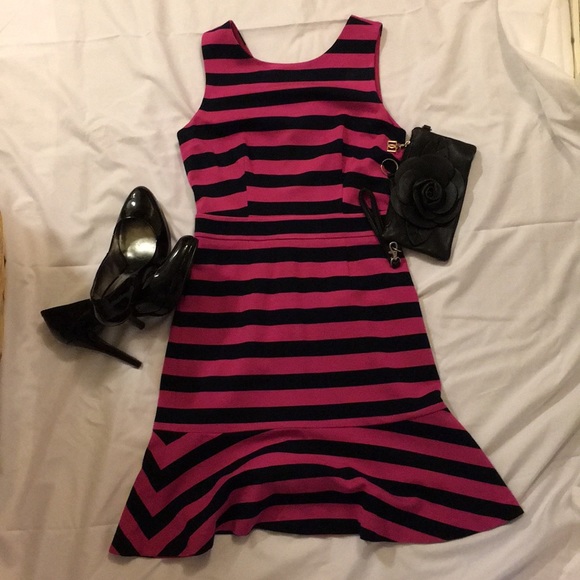 Banana Republic Dresses & Skirts - Banana Republic Pink and Navy Flounce dress EUC